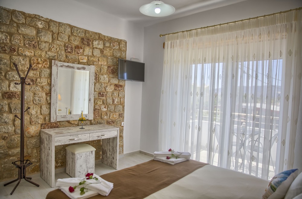Haraki Stone Apartments