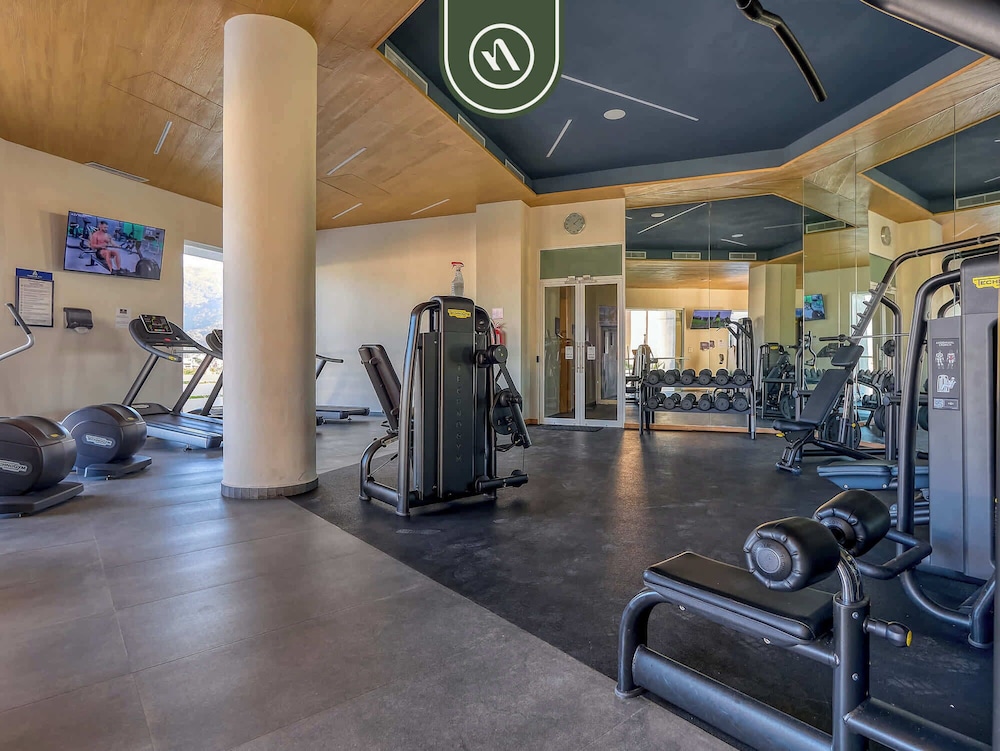 New Oceanfront 2 BR Condo - Gym - Beach - Pool