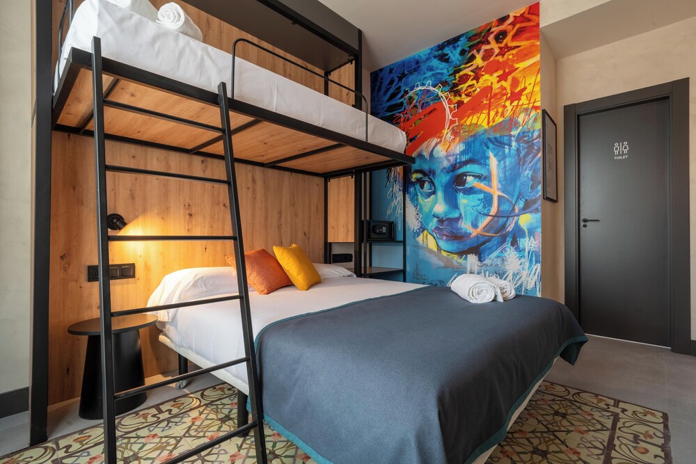 The Central House Granada Elvira Hostel