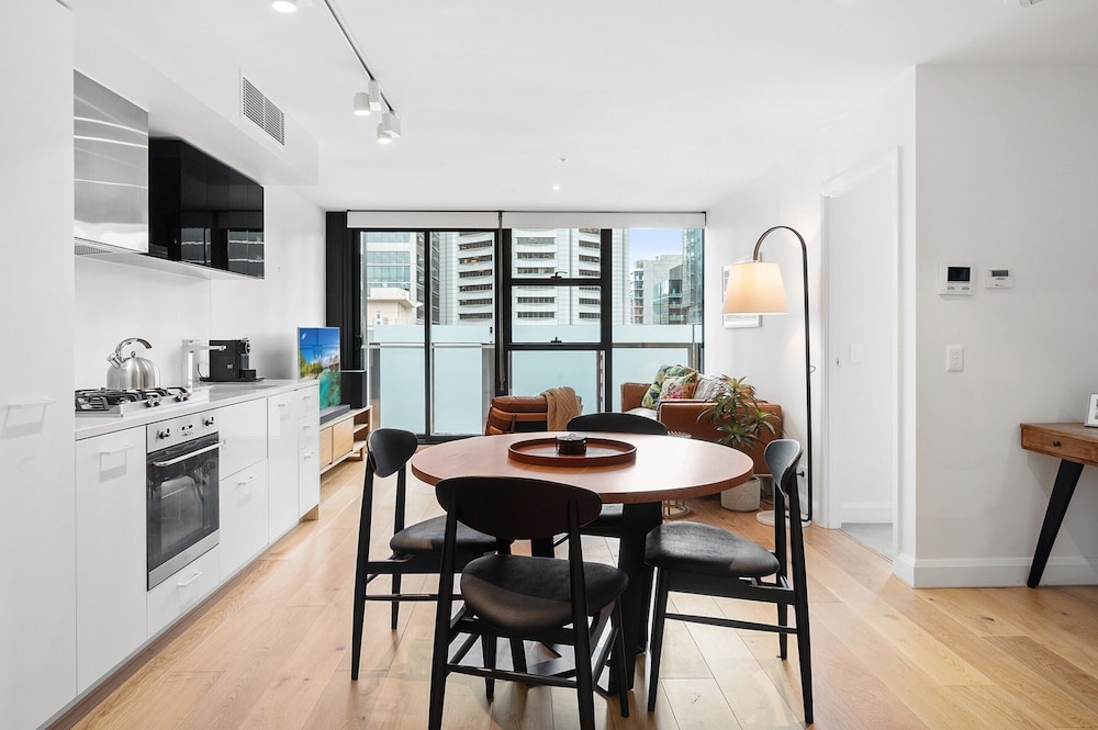 Sleek Inner-city Flat in the Heart of Melbourne