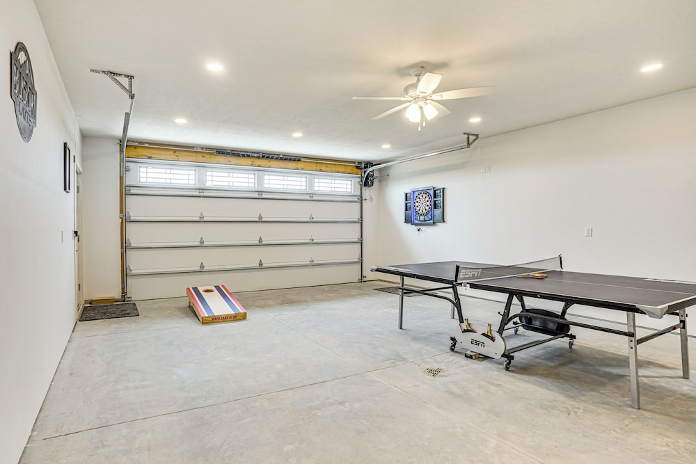 2 Mi to Lewis and Clark Lake: Spacious Getaway