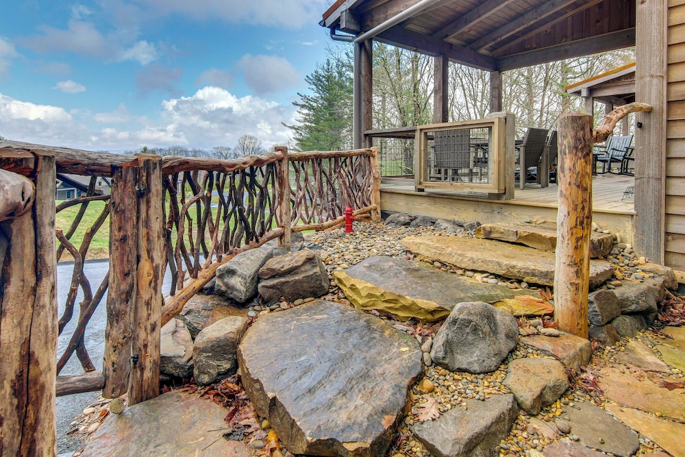 Sip on Deck & Enjoy Views! Mtn Lodge in Glenville