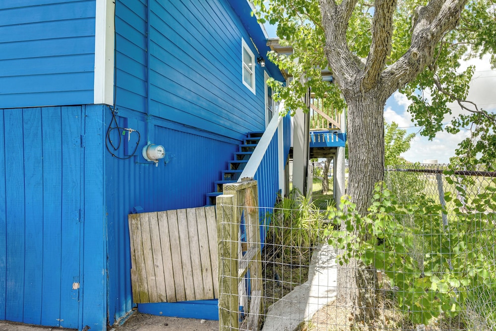 2 Mi to Public Beach: Pet-friendly Freeport Home!