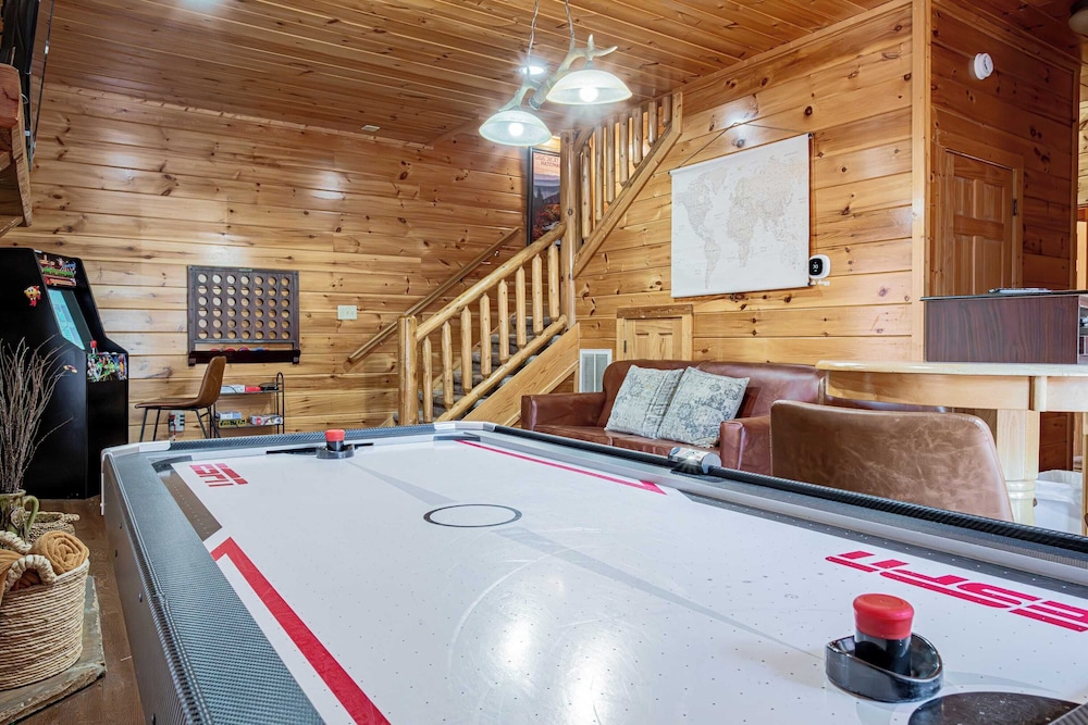 Bear Creek Way by Avantstay Hot Tub, Game Room, Air Hockey, Near Dollywood & Smoky Trails