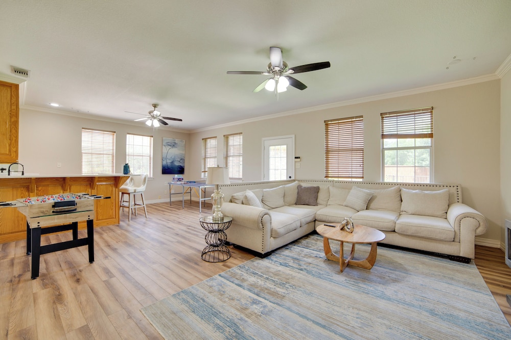 Game Room & Bar: Secluded Getaway in Farmersville