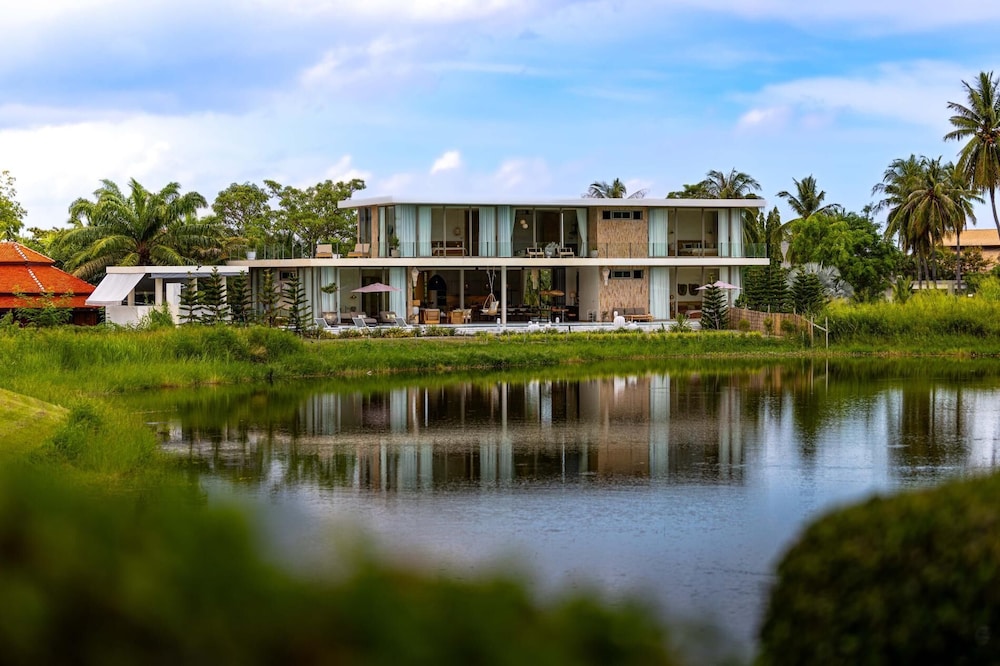 Ultra-Modern 6-Bedroom in GolfCourse PH6