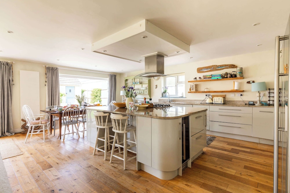 Light-filled Family-friendly Beach House