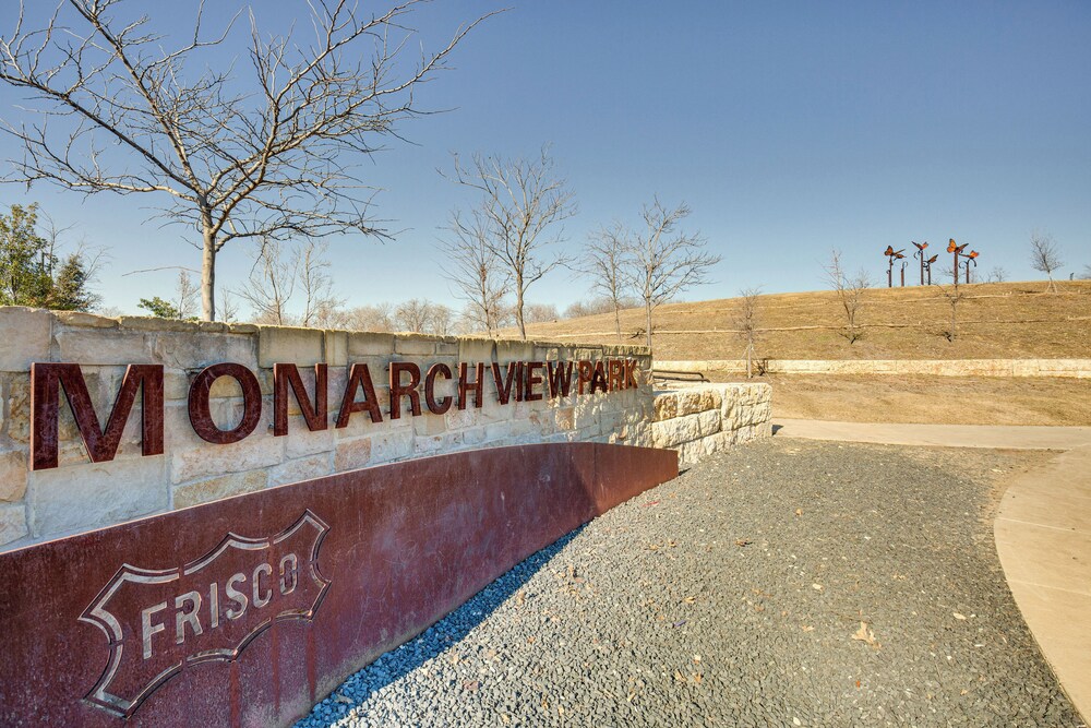 6 Mi to Lake Lewisville: Chic Retreat in Frisco!