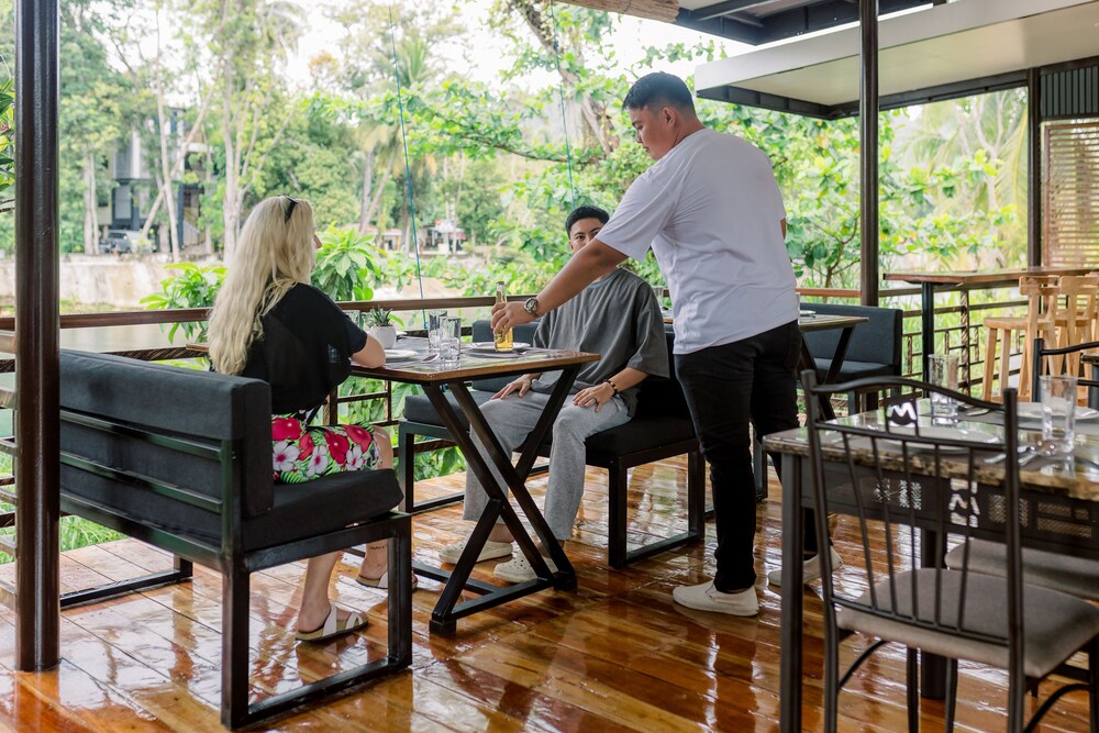 LOBOC RIVERSIDE INN and RESTAURANT