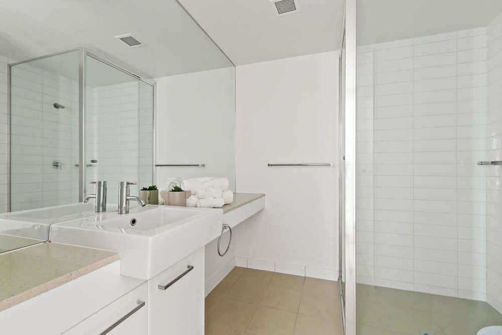 A 2BR Apt With Amazing Harbor Views, Free Parking
