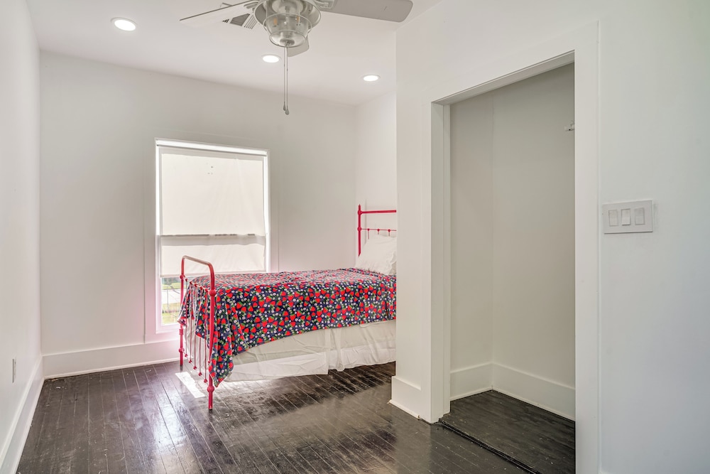 2 Mi to Gator Chateau: Vibrant Home w/ Balcony