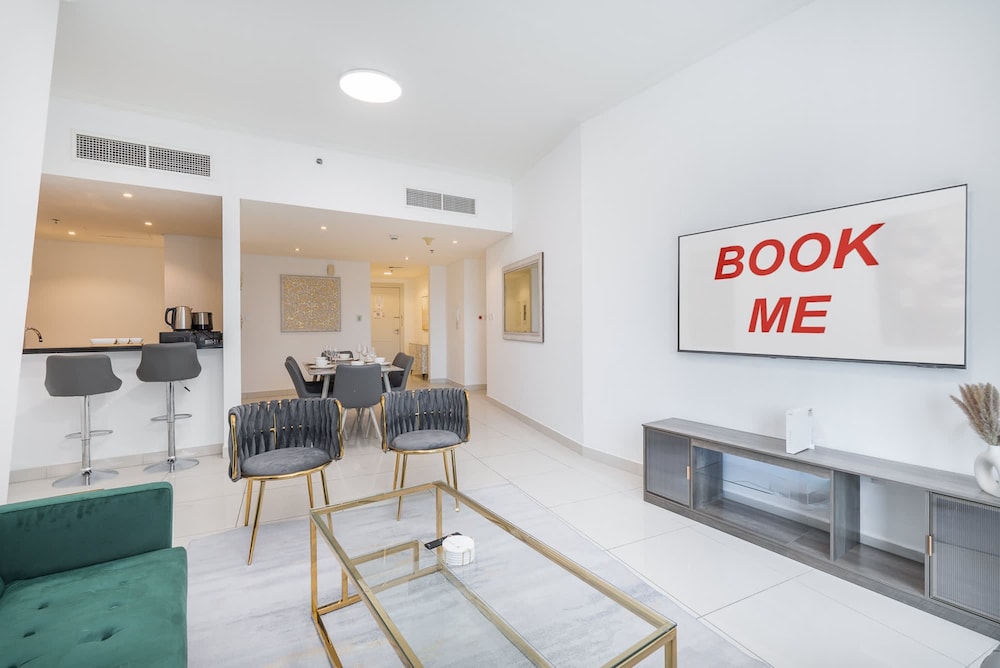 Marina Views and a 3 Bedroom Apartment in Dubai Marina
