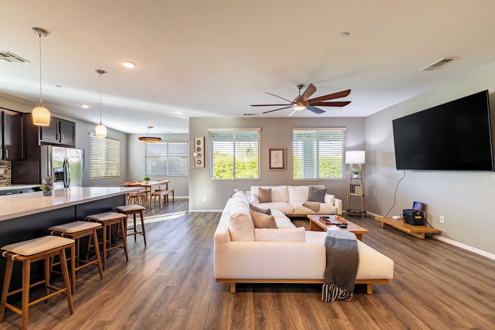 Luxe Indio Stay w/ Pool, Tiki Bar & Fire Pit Near Coachella Longfellow