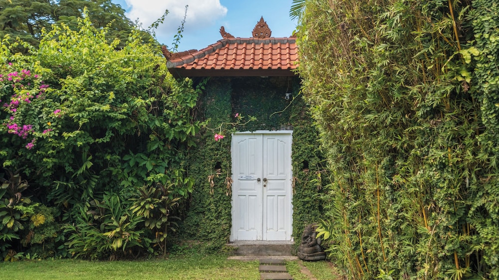 Villa Mogi by Villa Finder