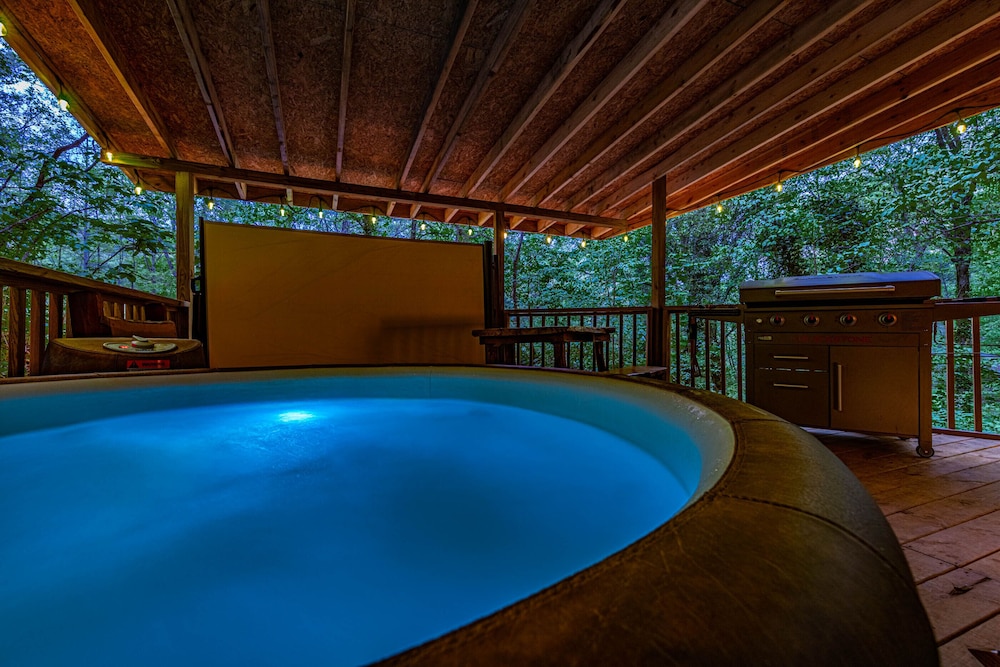 Bear Creek Lodge and Cabins in Helen Ga - Pet Friendly, River on Property, Walking Distance to downtown Helen
