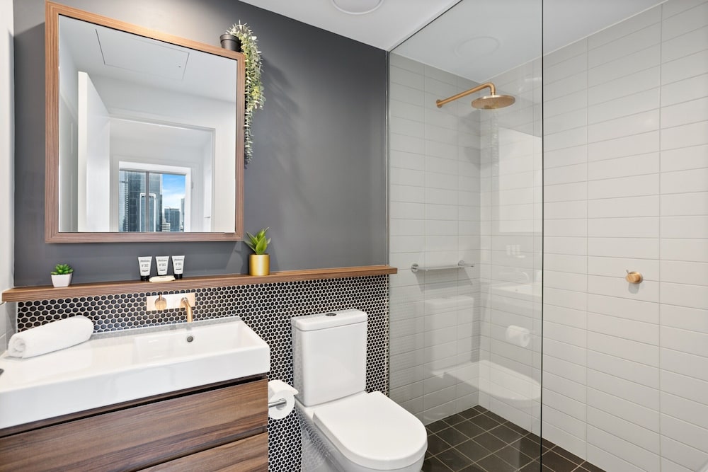 Central Brisbane Stay With Balcony, Pool & BBQ
