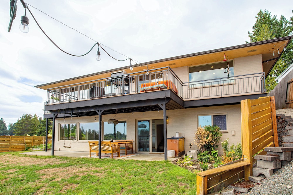 Lake Spanaway Retreat: Home w/ Private Beach!