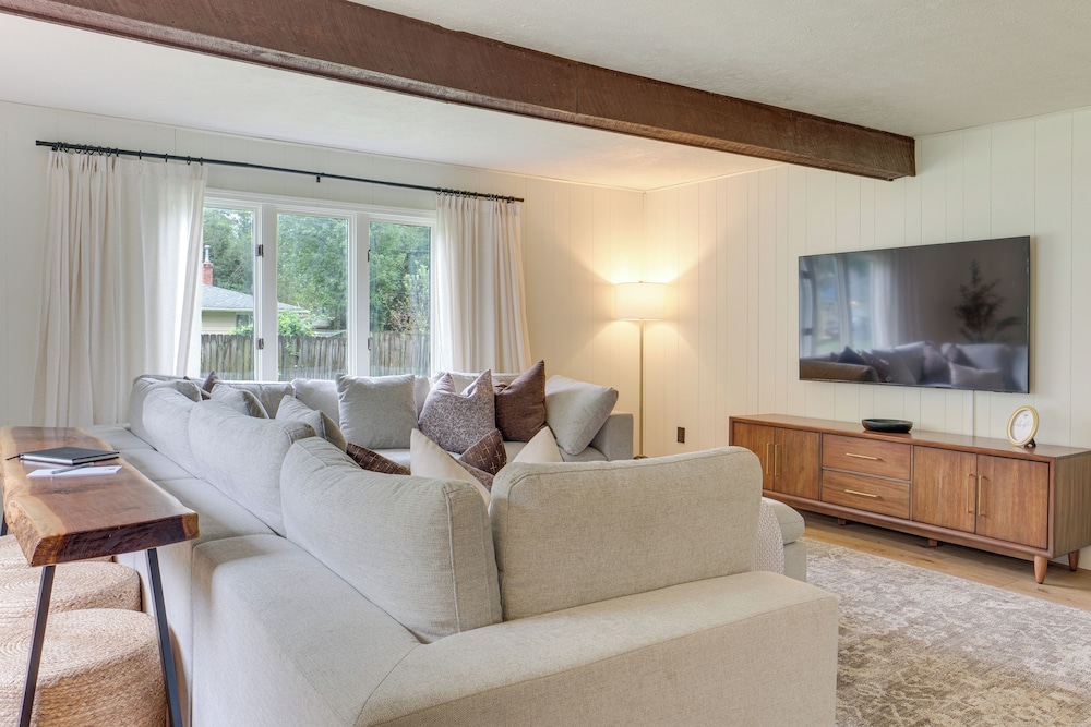< 1 Mi to Lake Erie: Home w/ Hot Tub & Game Room!