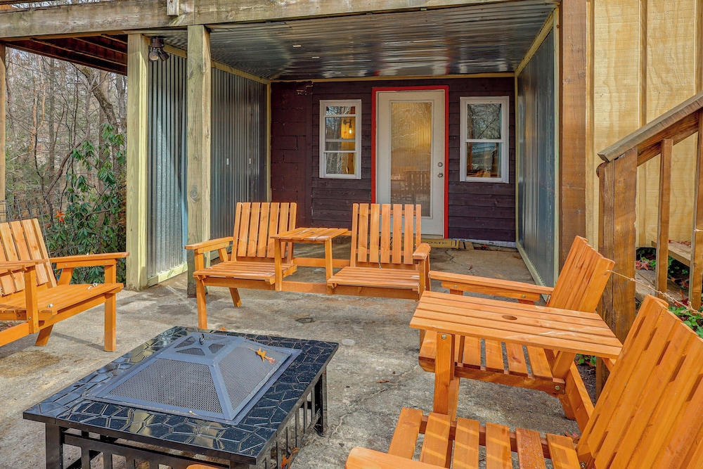 Family-friendly Cabin w/ Hot Tub in Gatlinburg!