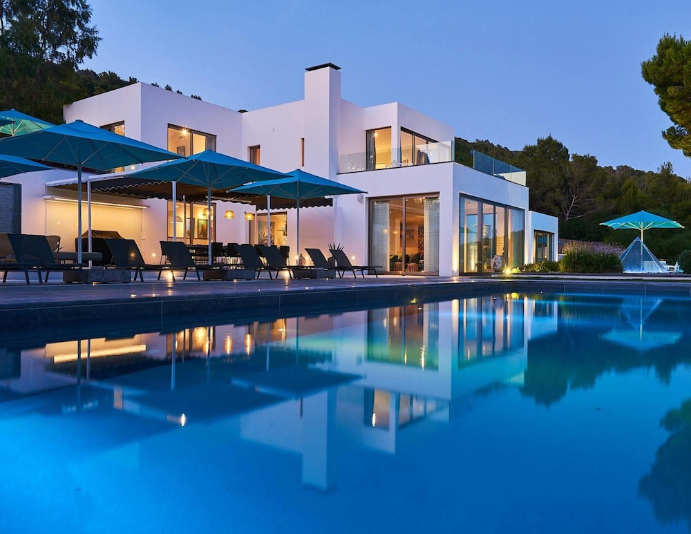 Super Villa With Swimming Pool