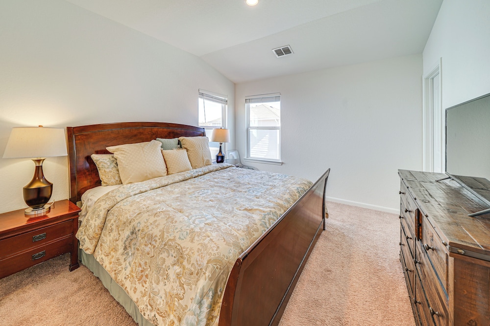 8 Mi to Lackland Afb: Pet-friendly Home w/ Yard!