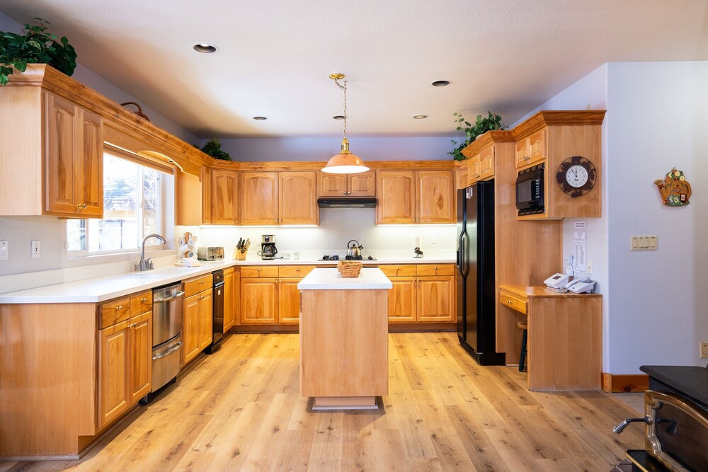 Skidder Trail Family Lodge 4 Bedroom Home by RedAwning view 3