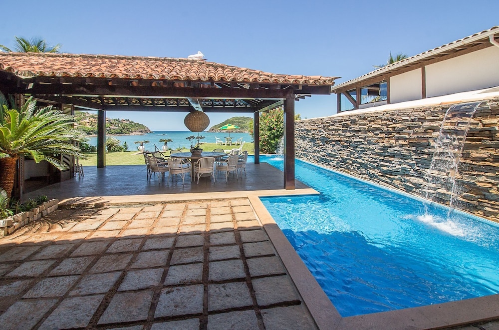 Casa com Cinco Quartos Pé na Areia