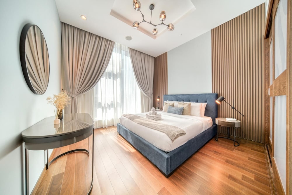Modish Palm 3BR w Private Balcony Beach Access