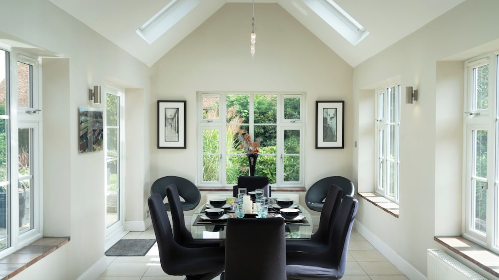 Superb 4BD Stay in Wyton and Houghton Village
