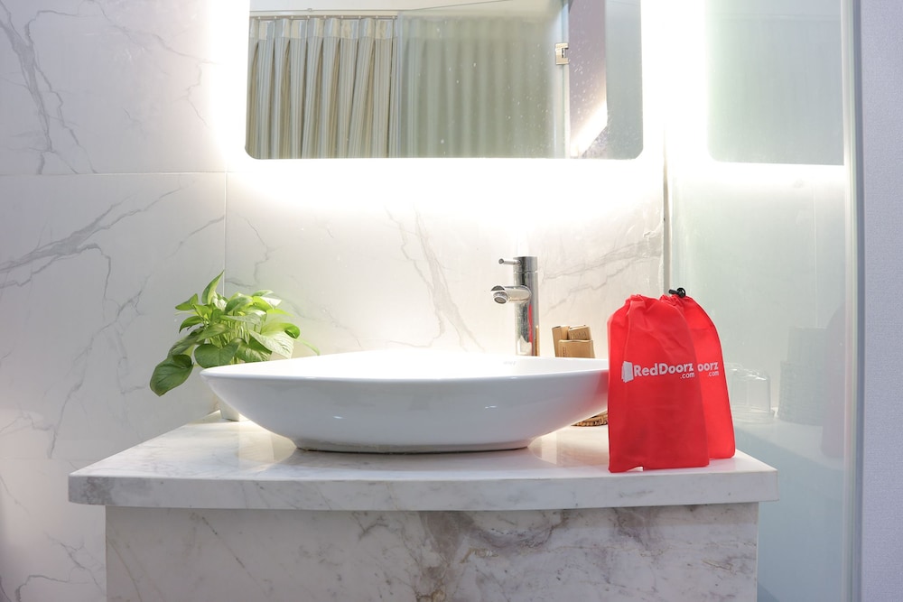 RedDoorz Premium @ Nguyen Oanh Street