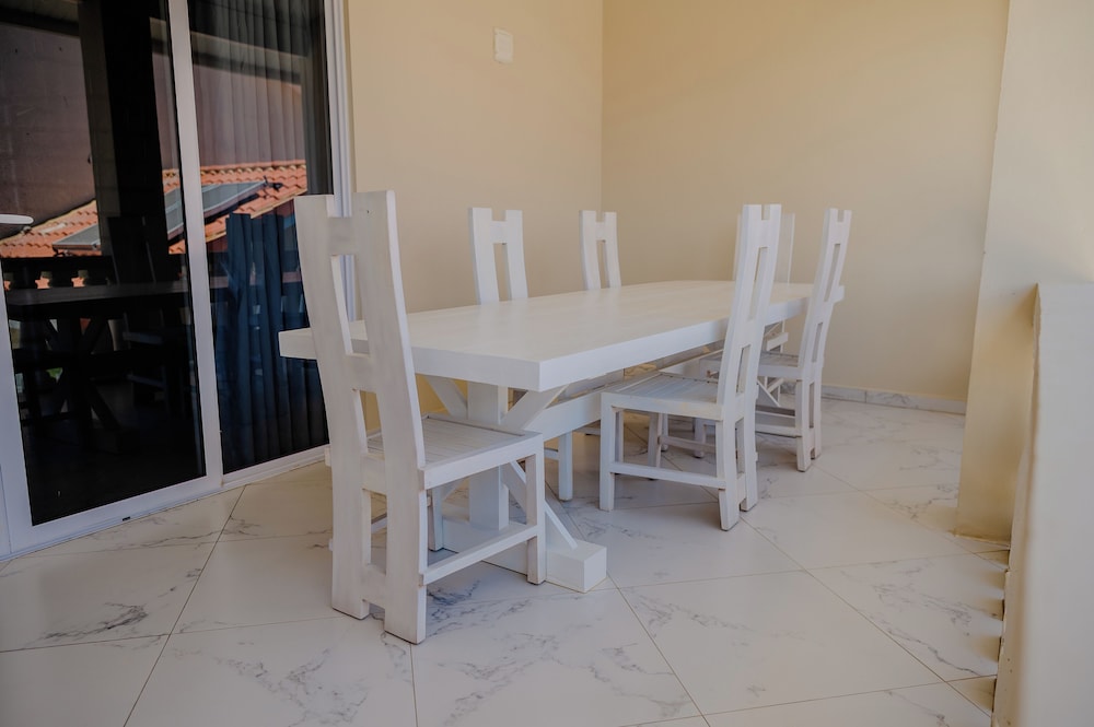 Spacious 4-bedroom Apartment 2 km From Eagle Beach - Dream Suites Aruba