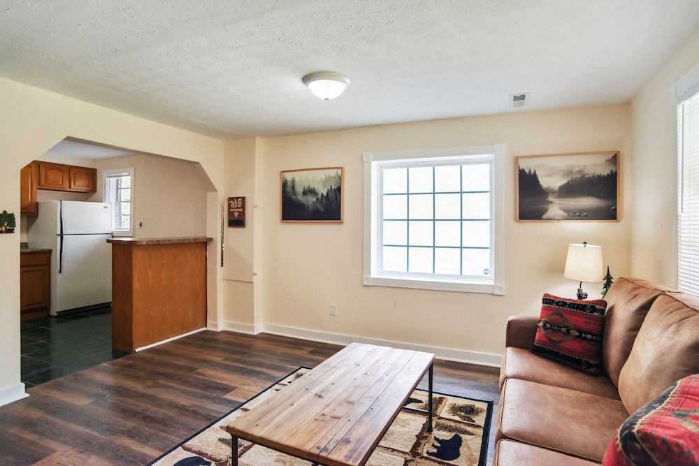 Secluded And Quiet Cabin: The Bear Necessities 3 Bedroom Cabin by Redawning view 4