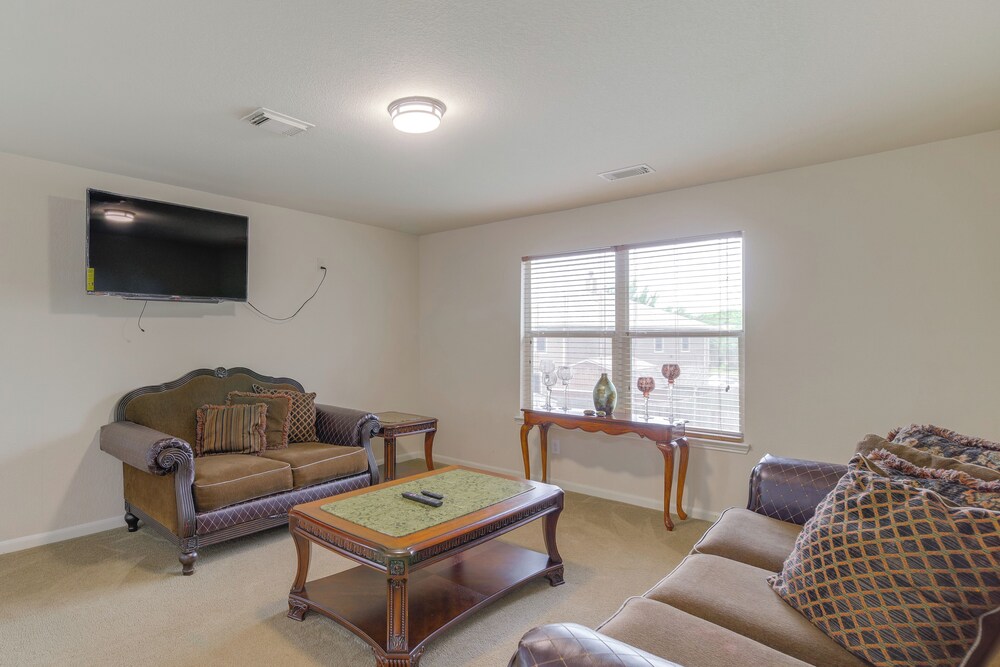 7 Mi to Downtown Baytown: Spacious Home w/ Yard