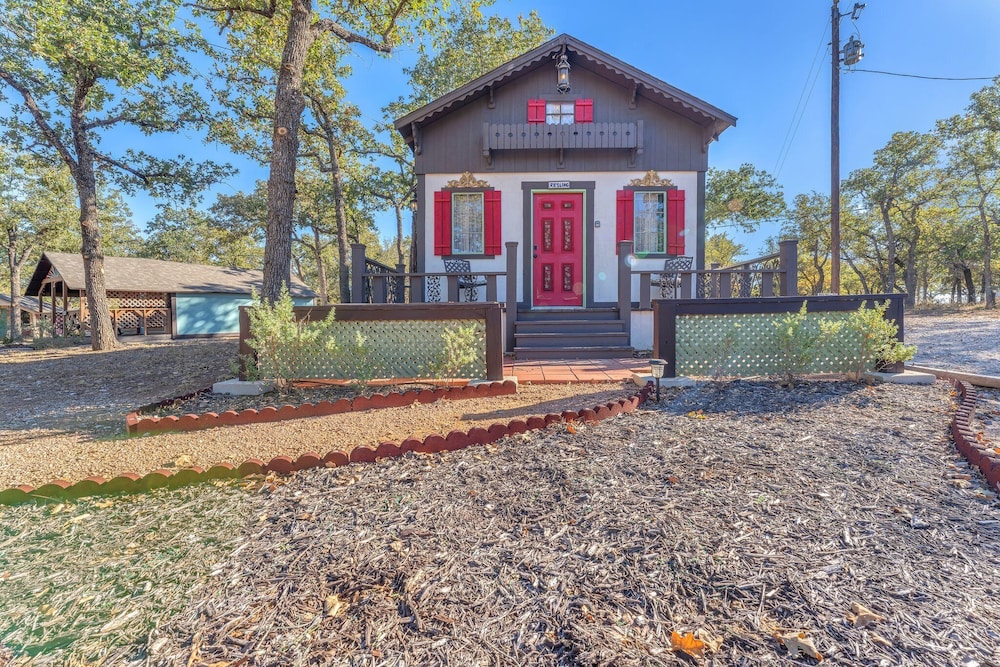 The Vines Retreat, Hot-tubs, Game Room, 10-mins to Downtown!