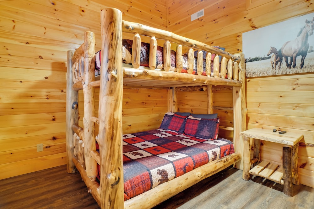 12 Mi to Gsmnp: Cabin w/ Game Room in Sevierville