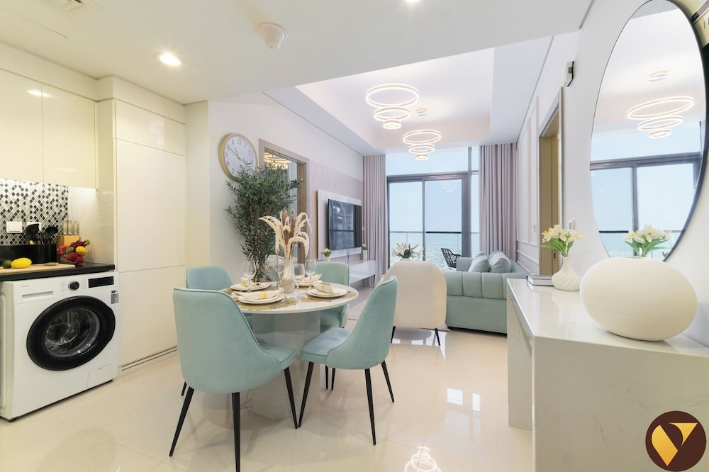 Vogue Business Bay with Sea View Metro