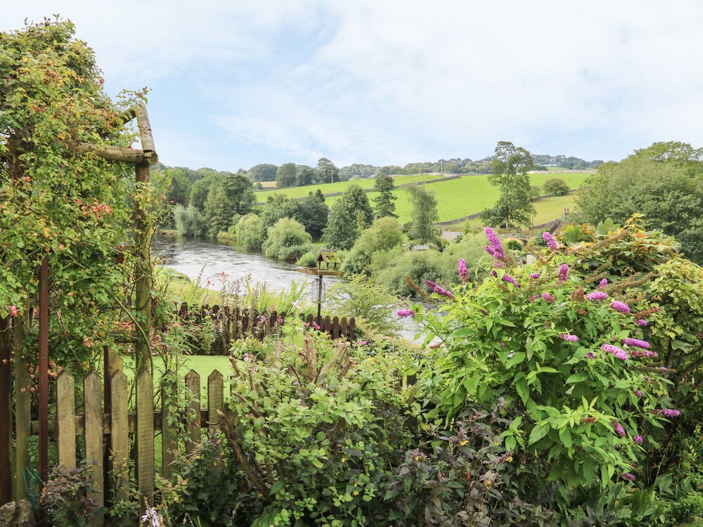 1 Bridge End & Garden