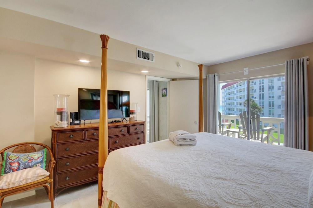 338 El Matador 2 Bedroom Condo by RedAwning
