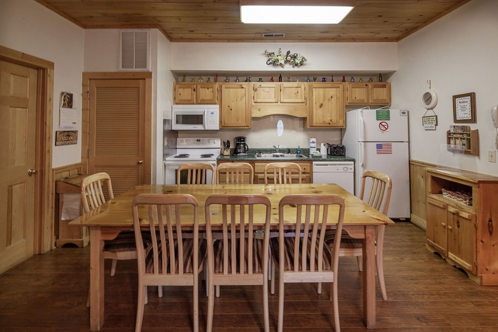 Er202 - Now And Forever Great Location! - Close To Town! 4 Bedroom Cabin by RedAwning view 3