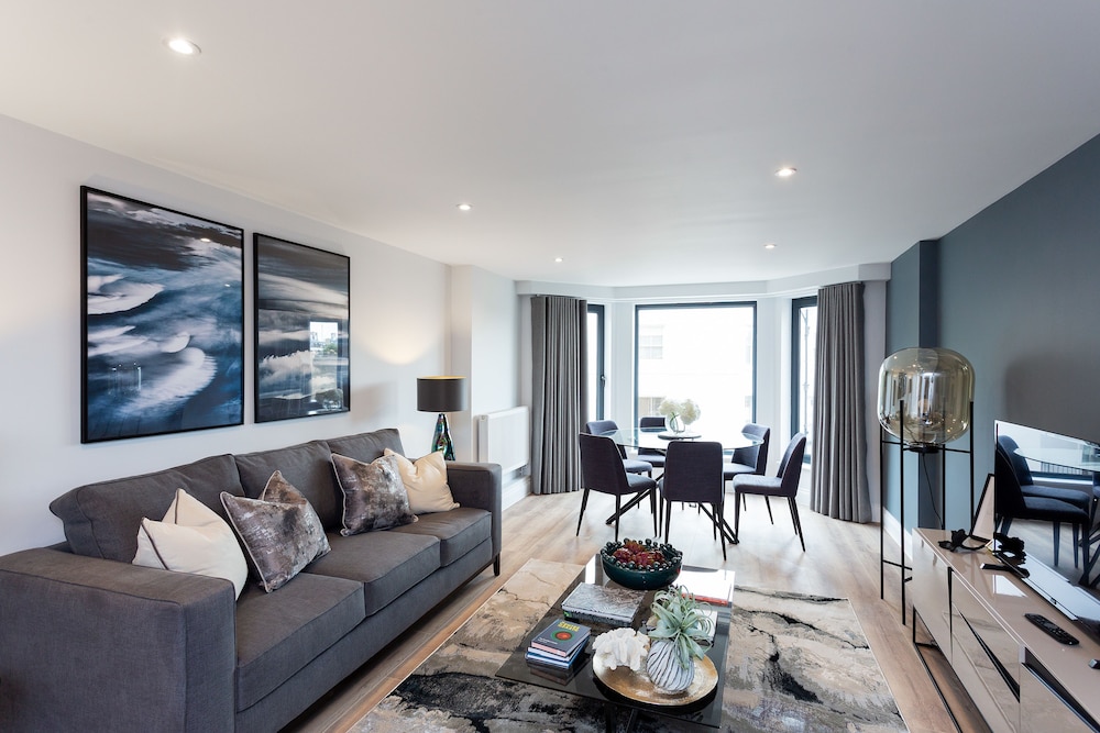 The Carlyle - Elegant Serviced Apartments