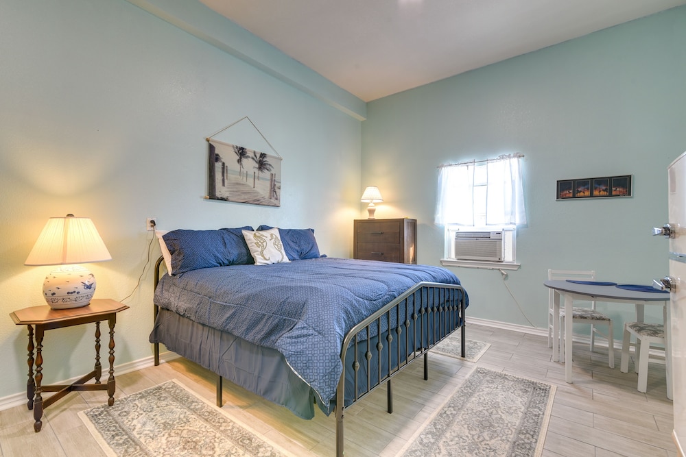 Galveston Getaway: Spacious Home < 1 Mi to Beaches