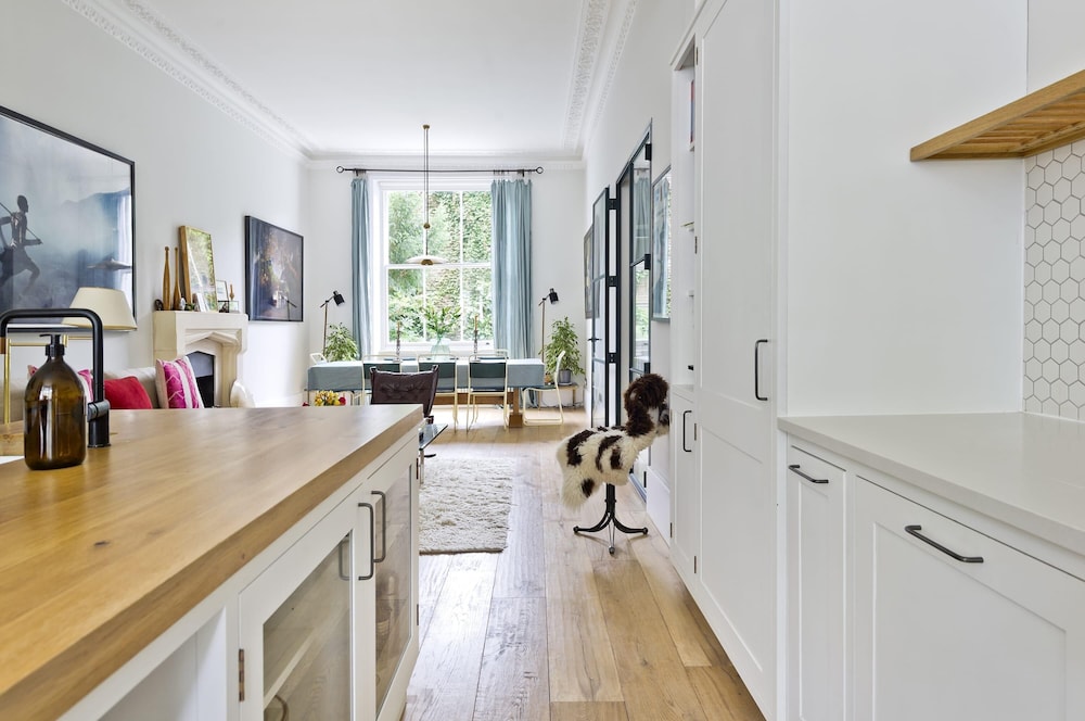Gorgeous Stylish Interior Designed 5 Bed Home in Holland Park - Superb Location