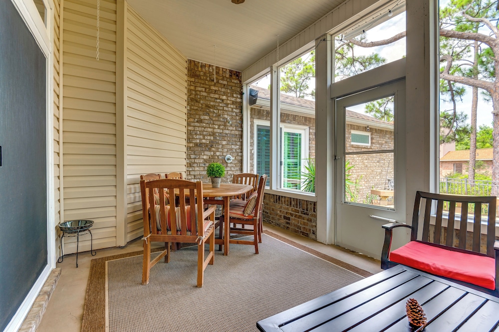Steps to Bay: Tranquil Navarre Retreat w/ Balcony