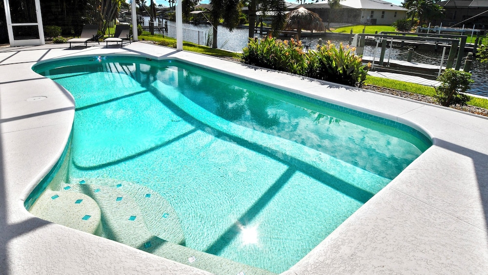 Mei Jing Waterfront Pool and Tiki Hut-must see