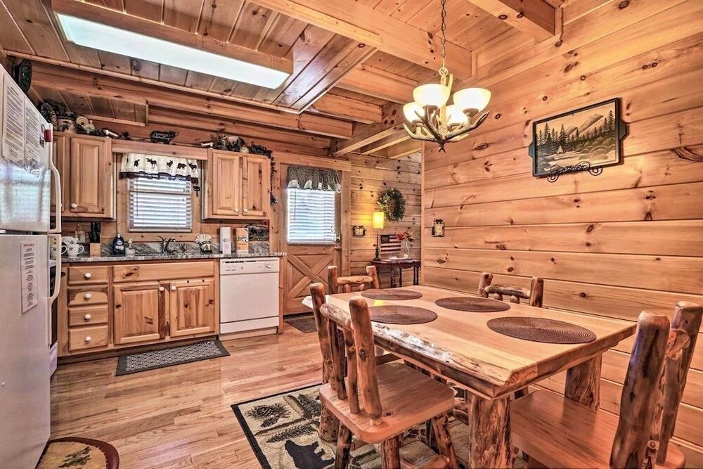 Ern863 - Mountain Top - Great Location! Mountain Views! Close To Town! 1 Bedroom Cabin by Redawning view 5