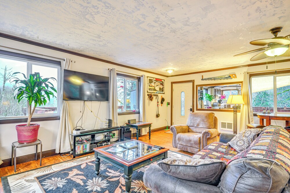 4 Mi to Sandy River Access: Studio w/ Mtn Views!