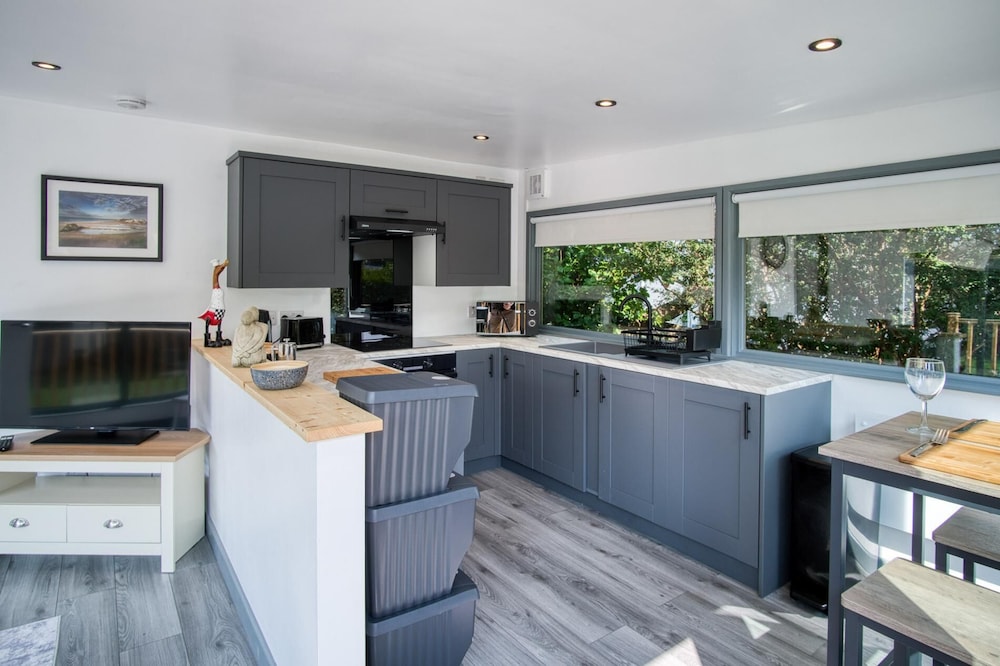 Cedars Lodge - Hot Tub - Penally - Tenby