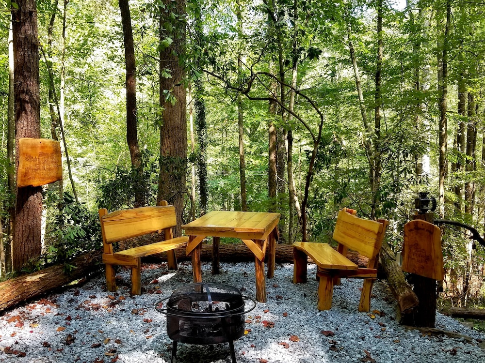 Bear Creek Lodge and Cabins in Helen Ga - Pet Friendly, River on Property, Walking Distance to downtown Helen