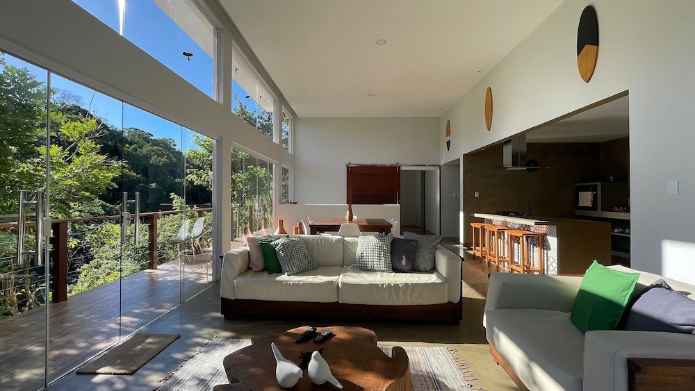 Casa c/ Piscina Privativa, 3 Suítes Sala integrada