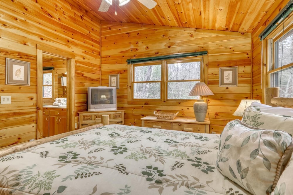 Lucilles Creekside Hideaway view 4